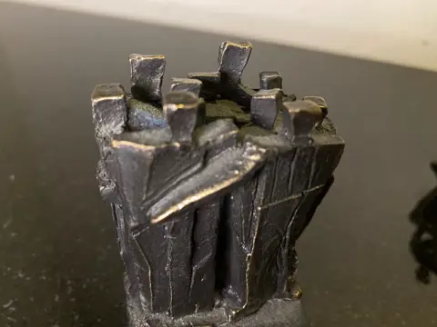 Twee mooie sculpturen op sokkel / Corry Ammerlaan van Niekerk (3) - Marmer, Verbronsd