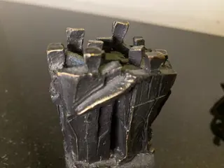 Twee mooie sculpturen op sokkel / Corry Ammerlaan van Niekerk (3) - Marmer, Verbronsd