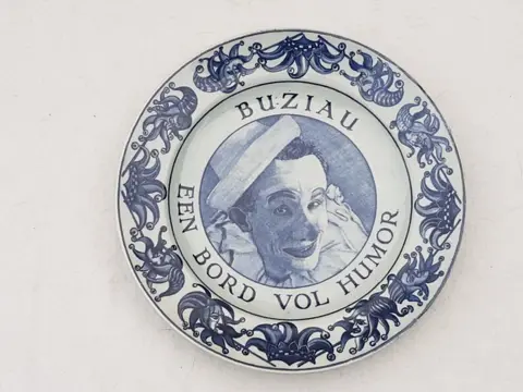 Petrus Regout - Wandbord met entertainer Buziau - Aardewerk