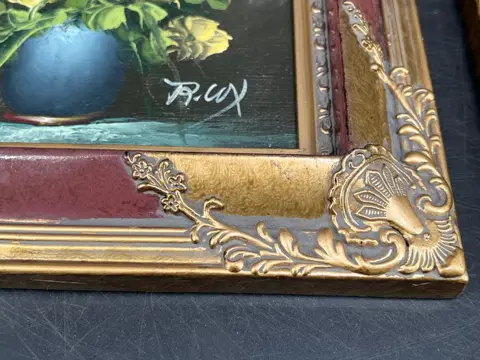 Twee goudkleurige lijsten - Hars/polyester