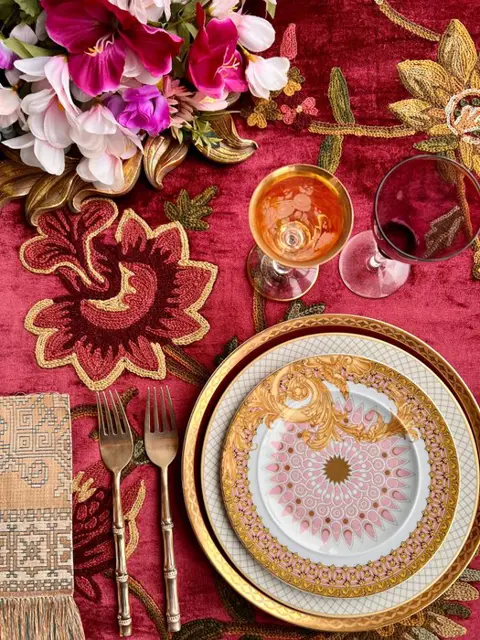 Satijn fluwelen tafelkleed, grote handgeborduurde bloemen - 135 x 110 cm - Fluweel - 21e eeuw