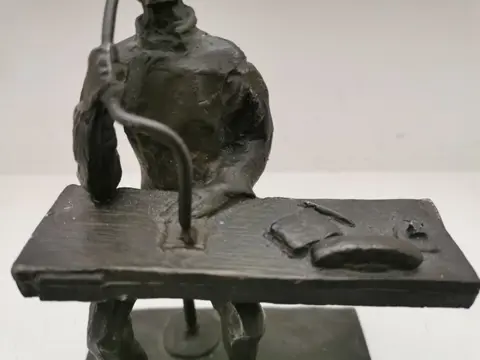 Corry Ammerlaan - Artifort - De veilingmeester - Brons (verguld/verzilverd/gepatineerd/koud geschilderd)