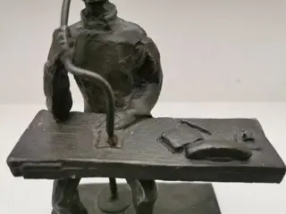 Corry Ammerlaan - Artifort - De veilingmeester - Brons (verguld/verzilverd/gepatineerd/koud geschilderd)