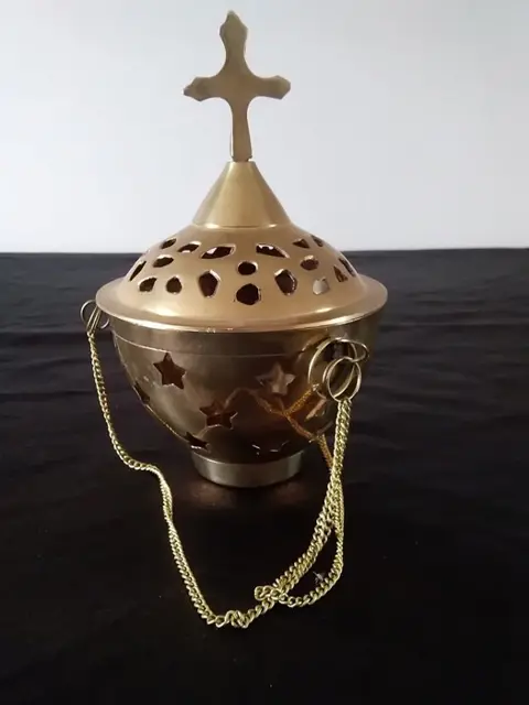 Ciborium of liturgische beker vergezeld van een religieus wierookvat. (2) - Messing en vernikkelde legering