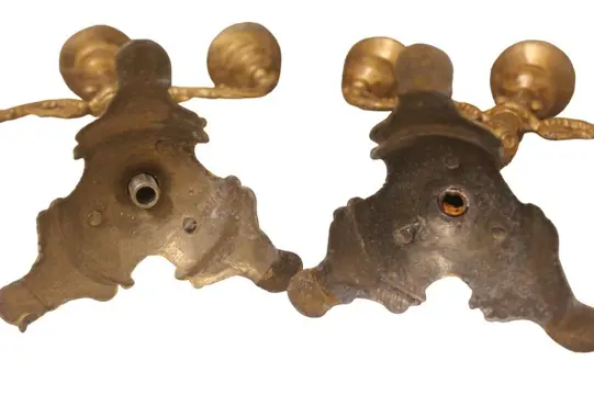 2 oude kandelaars - Zinklegering