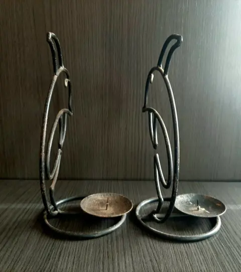 Dolfijnen. Kandelaars/kandelaars. (2) - IJzer (gegoten/gesmeed)