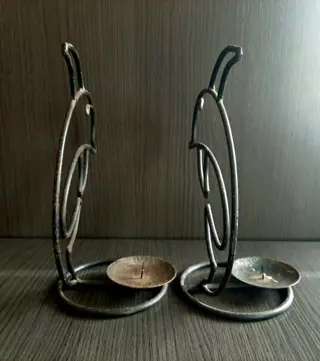 Dolfijnen. Kandelaars/kandelaars. (2) - IJzer (gegoten/gesmeed)