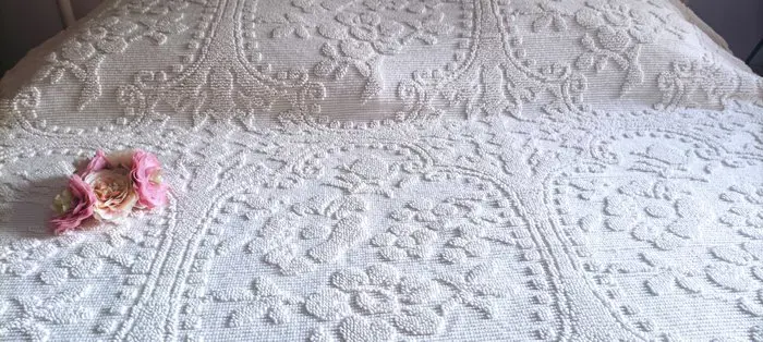 Uitstekende dubbele quilt, gemaakt op weefgetouw met een bloemen- en geometrisch patroon - 230 cm x - Katoen - Midden 20e eeuw