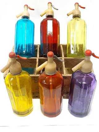 verzameling modernistische sifons + originele doos oude sifon (6) - veelkleurig gesneden glas en houten kist