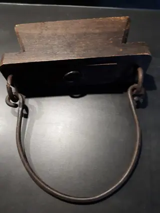 Oude Indiase “specerijen box” met metalen hengsel (1) - Hout en ijzer