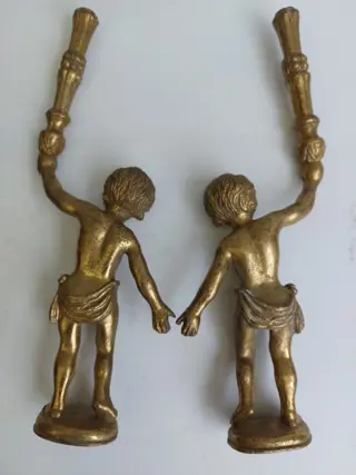 2 zware messing kindjes met toorts. Decoratie of knutselmateriaal voor een lamp. - Messing