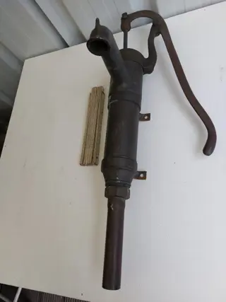 Schattig klein bronzen drinkwaterpomp. (1) - messing brons