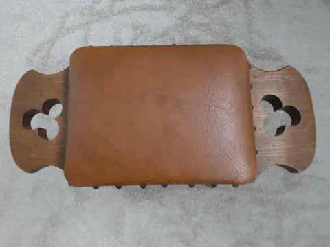 Antiek Zitbankje (1) - Hout (Eik), IJzer (gegoten/gesmeed), Leder