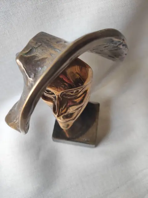 Yves Lohé (1947) - Gesigneerd beeld - 24 cm - 3 kg - Brons (verguld/verzilverd/gepatineerd/koud geschilderd)