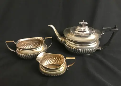 UK London, Queen Victoria (1837-1901), Circa 1890. Een elegant Victoriaans theeservies in het (3) - Georgiaanse stijl - Verzilverd