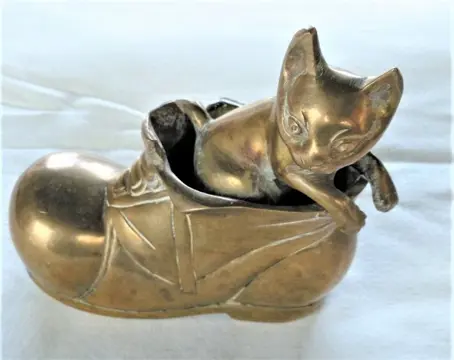 Mooi figuur van kat in schoen. - Brons