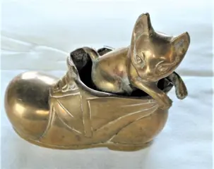 Mooi figuur van kat in schoen. - Brons