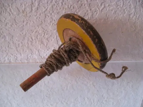 Antique 1850-1870 Wooden Top And Jojos with The Still Original Rope, Different Models - Wood