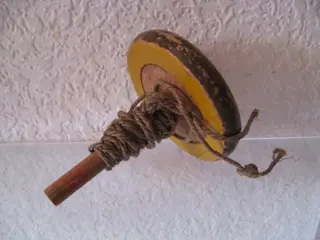 Antique 1850-1870 Wooden Top And Jojos with The Still Original Rope, Different Models - Wood