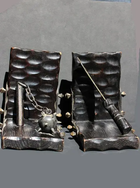 Boekensteunen Wapens uit de Middeleeuwen - 666 g - Hout, metaal