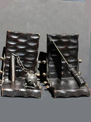 Boekensteunen Wapens uit de Middeleeuwen - 666 g - Hout, metaal