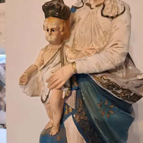 Beeld, Maria Notre Dame des Victoires (1) - Gips
