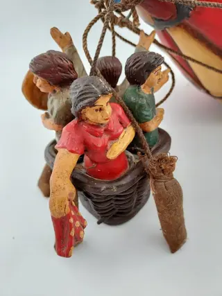 Houten mandje met poppetjes (1) - Hout