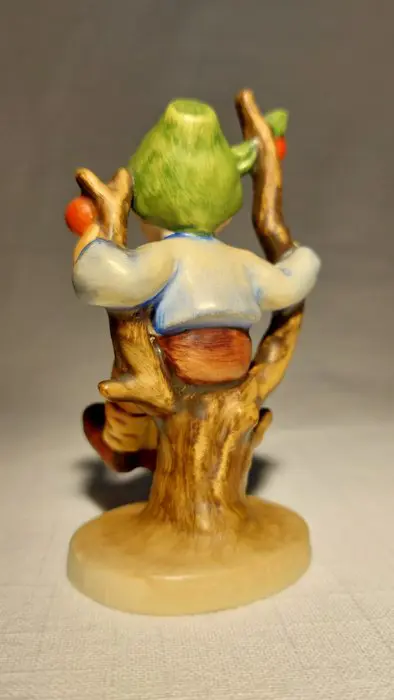 M.I. Hummel - Goebel - Beeld(je), Appelboom jongen - Porselein