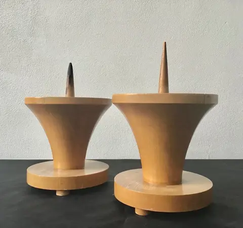 2 Altaar kandelaars uit de art deco periode - Hout