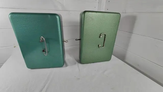 Veiling voor aardbevingen in Turkije. oude ijzeren geldkist met lade (2) - metal