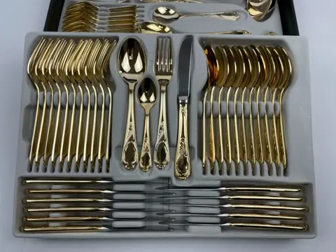 Firma : sBs - Solingen Deutschland - Besteck - Model : 'Vienna' - 24 carat gold plated - 12 personen - 70 delen - nieuwe conditie