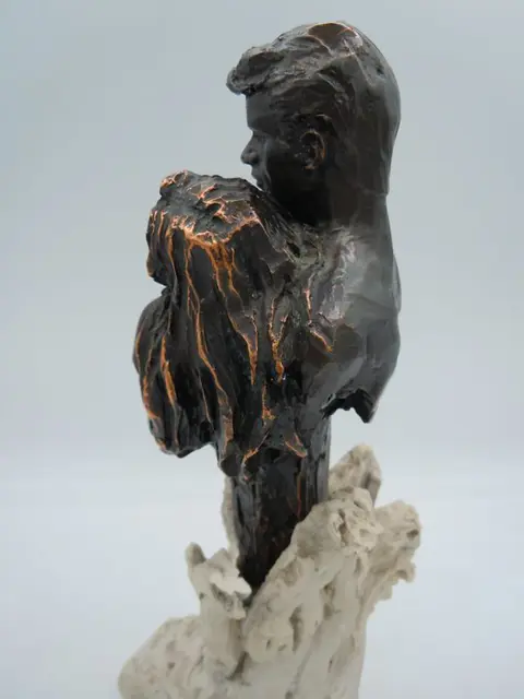 Omarmend paar sculptuur - (31cm) - Hars met bronzen patina