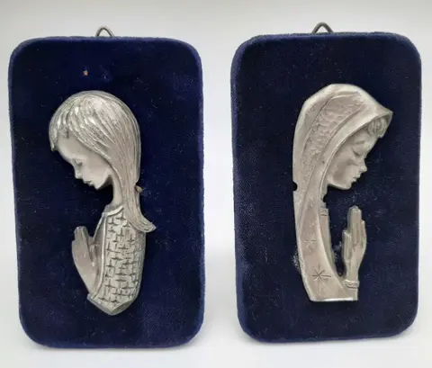 Praying Girls of Tin (2) - Textiel, Tin