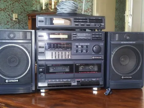 Werkende zwarte hitachi stereoset compleet!!