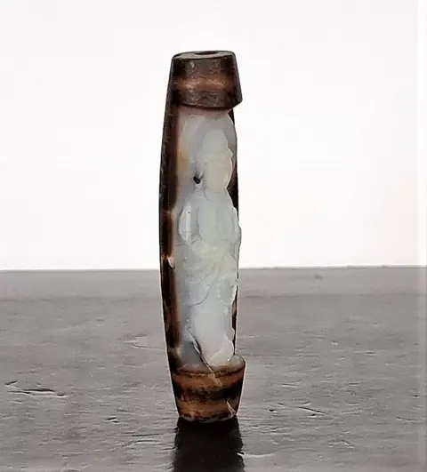 Amulet van Tibet - dZi - Amitabha Boeddha, Hemelse Draken en 8 Ogen - Zegening van de Boeddha's (3) - Kracht, kracht en licht brengen - Agaat - 45,72 g
