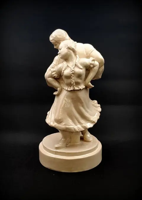 Unknown Hungarian sculptor - Art Deco volksdansers beeldje - 41 cm - Keramiek