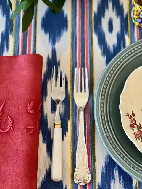 Tafelkleed met ikat print, felle kleuren. 2.80 x 1.70. - Canvas. - Tweede helft 20e eeuw.