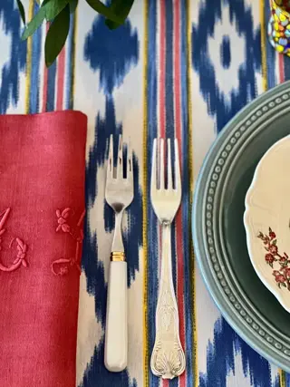 Tafelkleed met ikat print, felle kleuren. 2.80 x 1.70. - Canvas. - Tweede helft 20e eeuw.