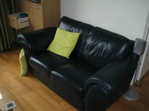 Lederen tweezits bank in zeer goede staat aangeboden