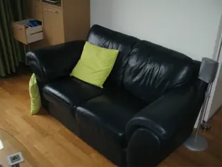 Lederen tweezits bank in zeer goede staat aangeboden