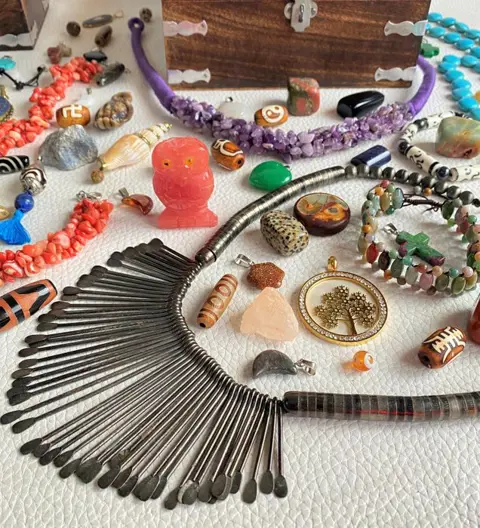 Lot van 78 Boeddhistische objecten voor Meditatie, Ontspanning, Gezondheid, waaronder Dzi van Agate - Agaat, Amazoniet, Amethist, Lapis Lazuriet, hardsteen, Jaspis, Kwarts, Unakiet...