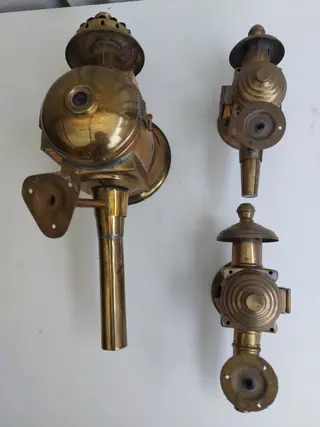 3 decoratieve koetslampen met houder om op te hangen. (3) - Messing