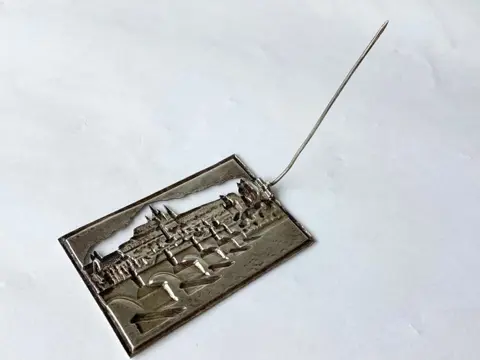 Zilveren Brochespeld - Autrichian - .800 zilver