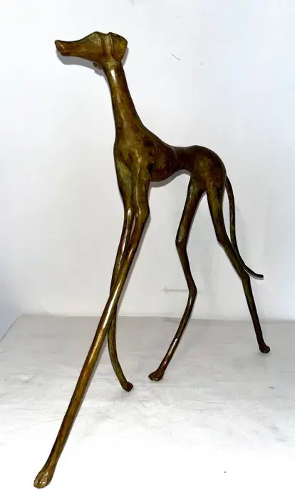 Abdoulaye derme - Sculptuur die een windhond voorstelt - 35 cm - Afrikaans brons