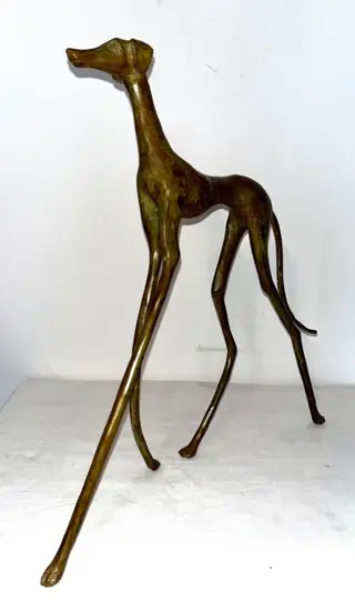 Abdoulaye derme - Sculptuur die een windhond voorstelt - 35 cm - Afrikaans brons