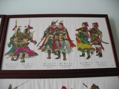 4 Lijsten met 16 van de 108 Helden Chinese roman De Watermarge (4) - Kunst en ambachten - Glas, hout en papier