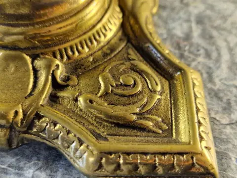 Inkt staan (1) - Messing