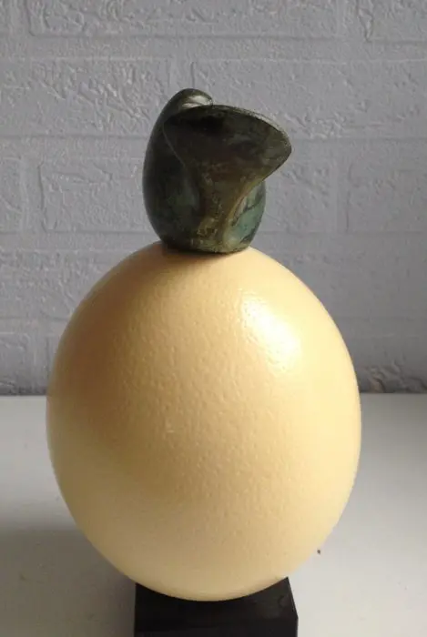 René Stoffels - Beeld - Brons, Echt struisvogelei