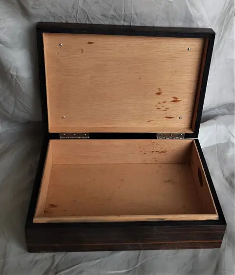 Antieke sigarenkist met verzilverd plaquette op deksel + verzilverd reliëfplaquette in lijst - Hout, Verzilverd