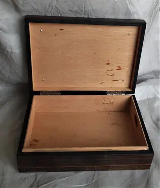 Antieke sigarenkist met verzilverd plaquette op deksel + verzilverd reliëfplaquette in lijst - Hout, Verzilverd